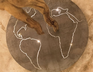 Gaia | Designobjekt aus Lärchenwurzel auf perforierter Stahlplatte mit integriertem LED-Streifen  | H. 125 cm